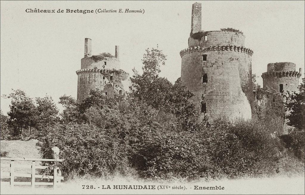 Les ruines du château de La Hunaudaye sur la commune de Plédéliac au début des années 1900.