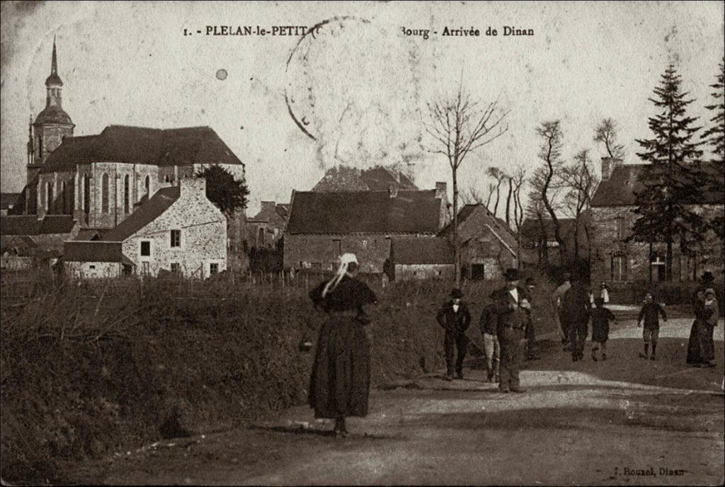 L'arrivée dans le bourg de Plélan-le-Petit au début des années 1900.