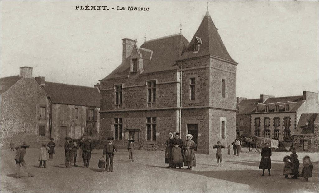 La mairie de la commune de Plémet au début des années 1900.