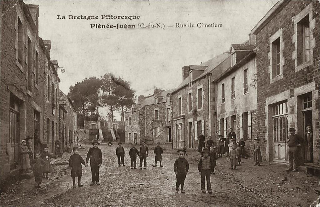 La rue du cimetière dans le bourg de la commune de Plénée-Jugon au début des années 1900.