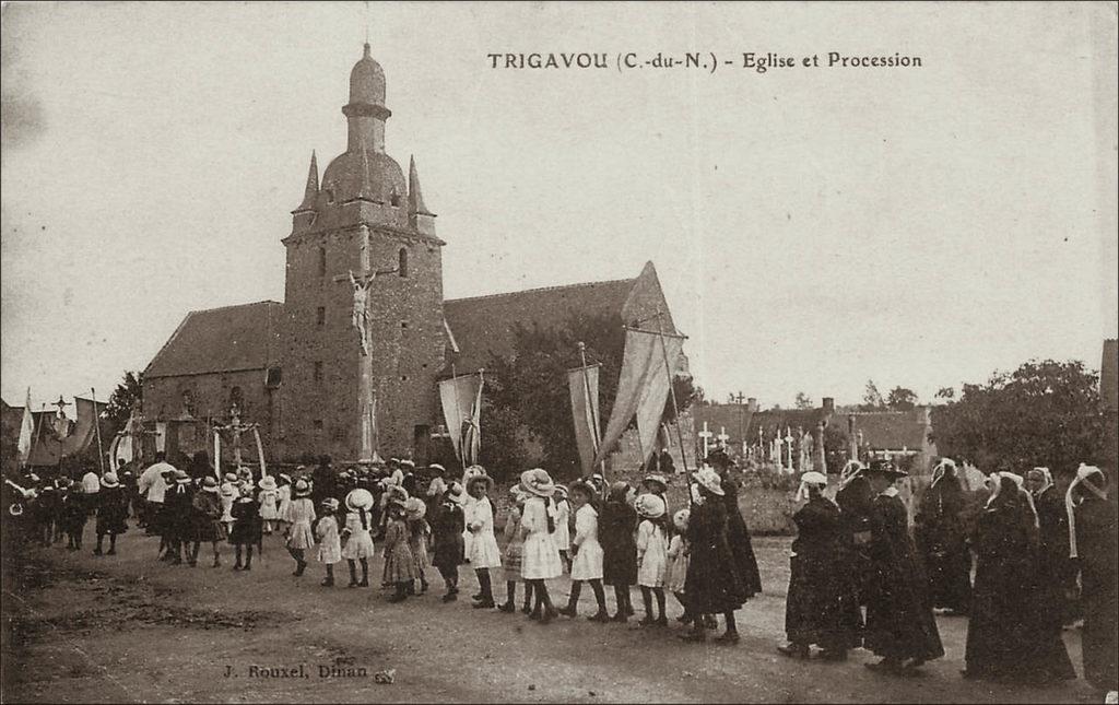 Procession vers l'église Sainte-Brigitte de Trigavou au début des années 1900.