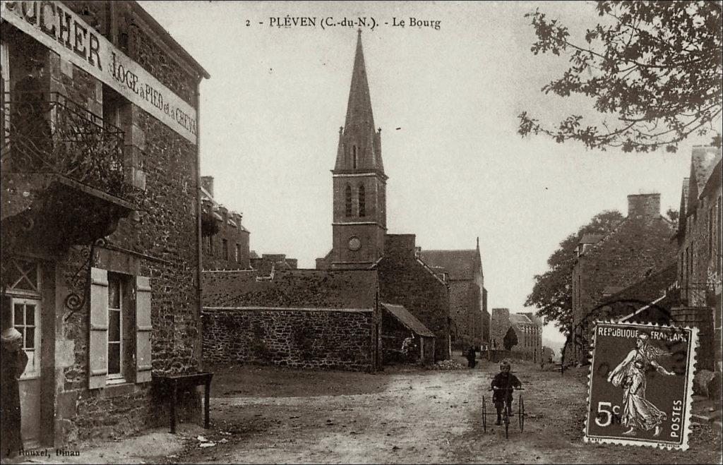 L'église Saint-Pierre dans le bourg de Pléven au début des années 1900.