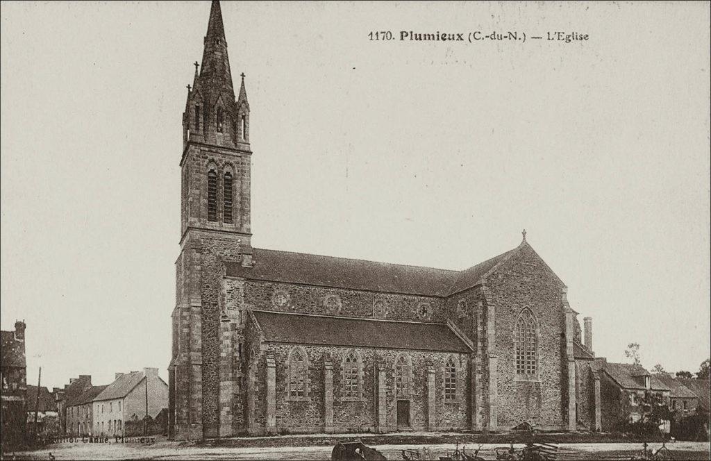 L'église Saint-Pierre dans le bourg de Plumieux au début des années 1900.