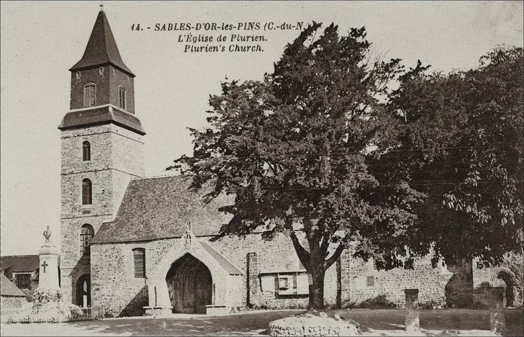 L'église Saint-Pierre dans le bourg de la commune de Plurien au début des années 1900.