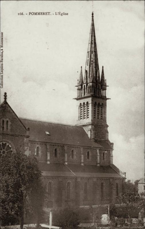 L'église Saint-Pierre dans le bourg de la commune de Pommeret au début des années 1900.