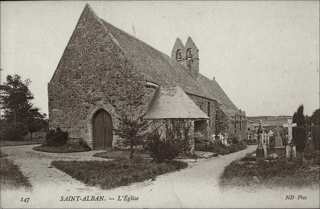 L'église Saint-Alban dans le bourg de la commune de Saint-Alban au début des années 1900.