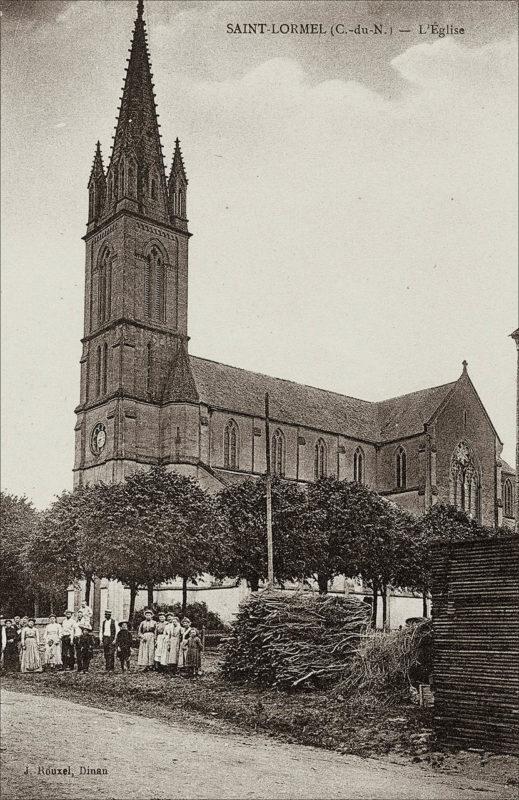 Le clocher de l'église Saint-Lunaire sur la commune de Saint-Lormel au début des années 1900.