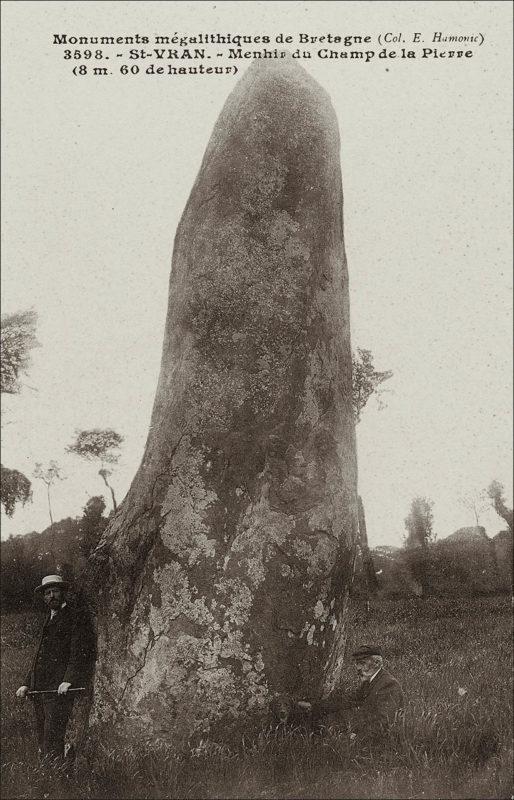Le menhir du champ de la pierre sur la commune de Saint-Vran au début des années 1900.