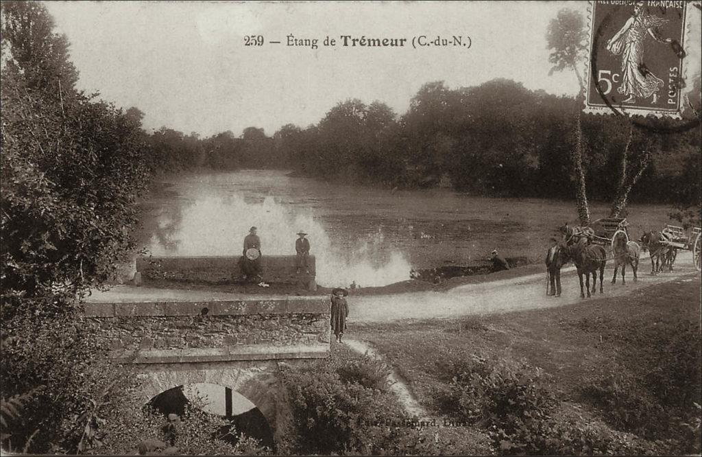 Vue de l'étang de Trémeur au début des années 1900.