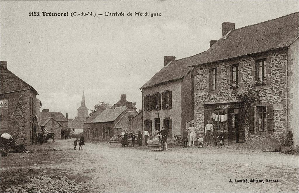 L'arrivée dans le bourg de Trémorel au début des années 1900.