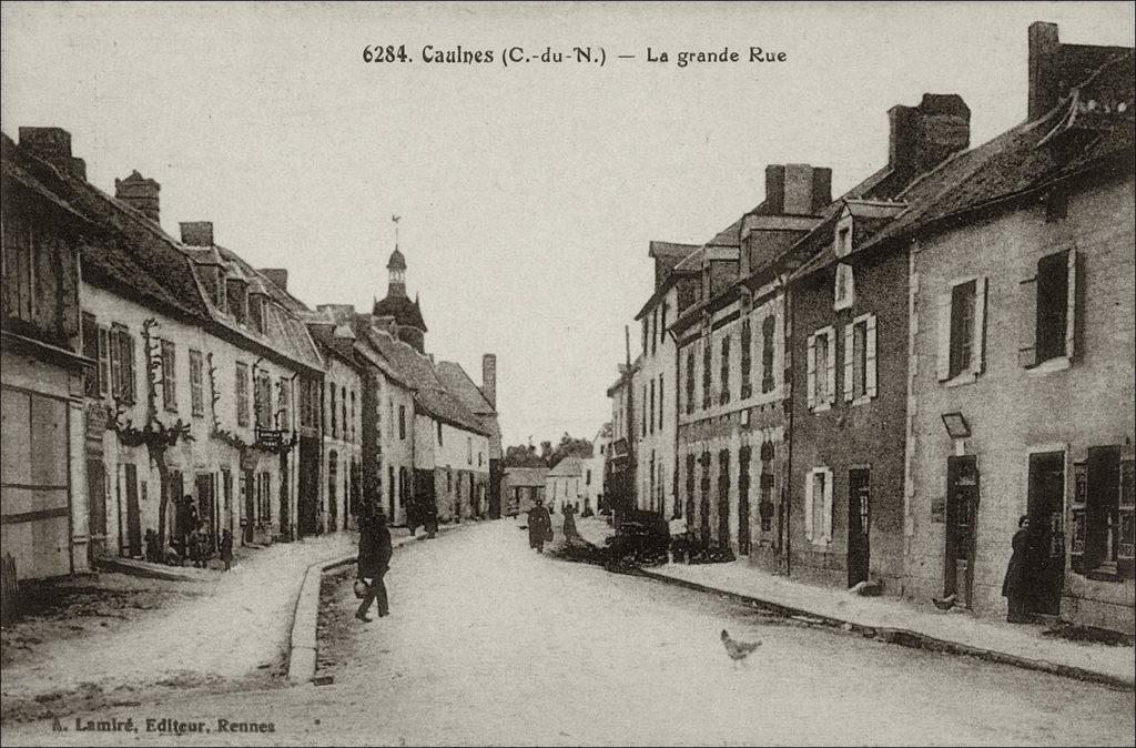 La grande rue dans le bourg de Caulnes au début des années 1900.