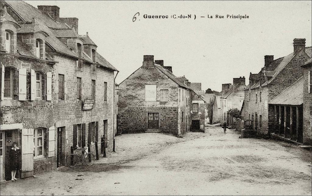 La rue principale du bourg de Guenroc au début des années 1900.
