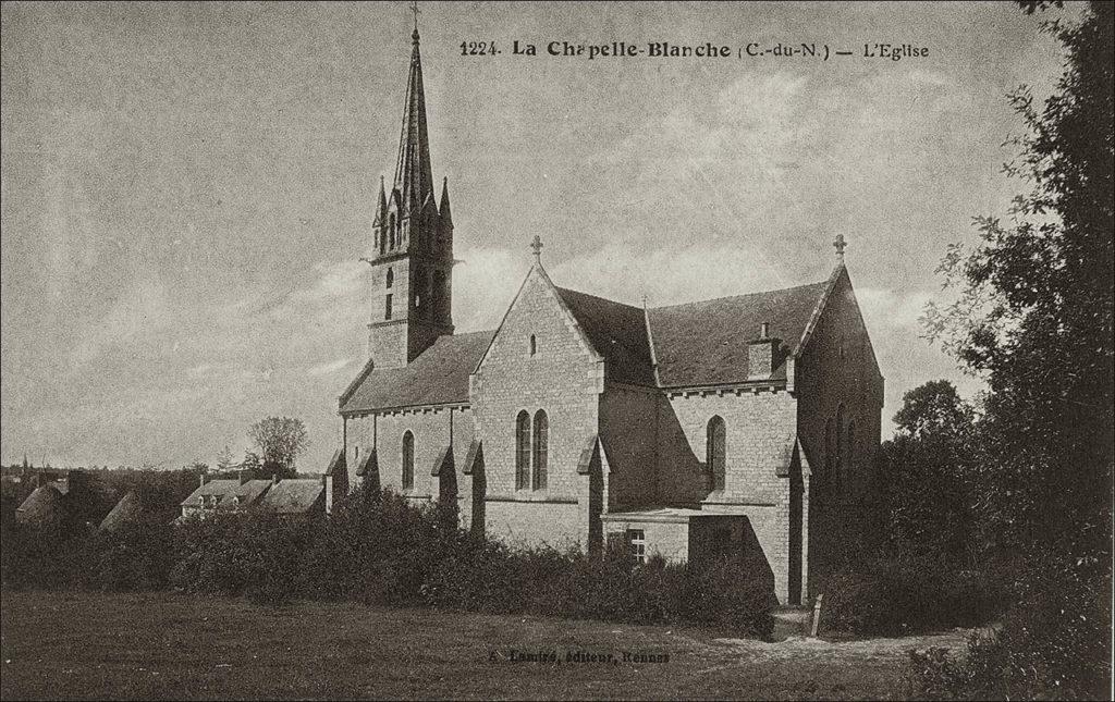 L'église Notre-Dame-de-Pitié dans le bourg de La Chapelle-Blanche au début des années 1900.