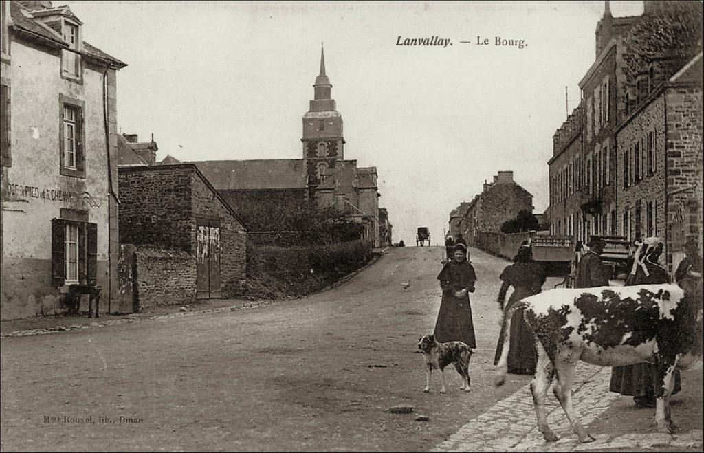 Le bourg et l'église Saint-Méen de Lanvallay au début des années 1900.