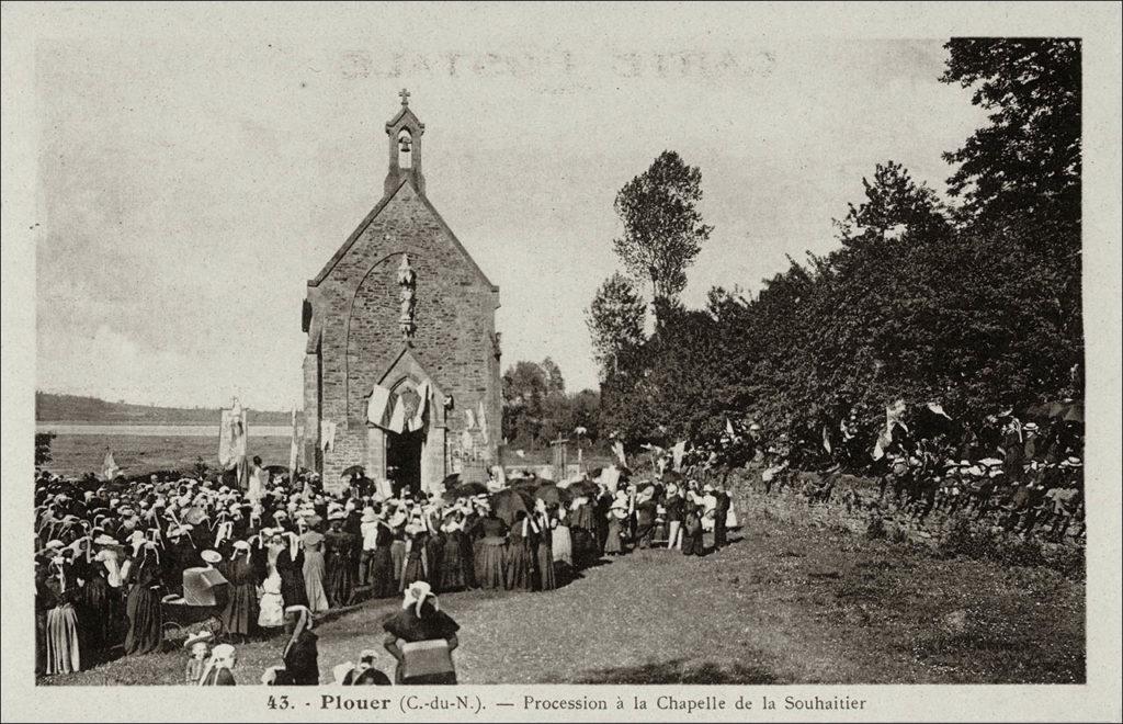 Procession à la chapelle de La Souhaitier à Plouër-sur-Rance au début des années 1900.