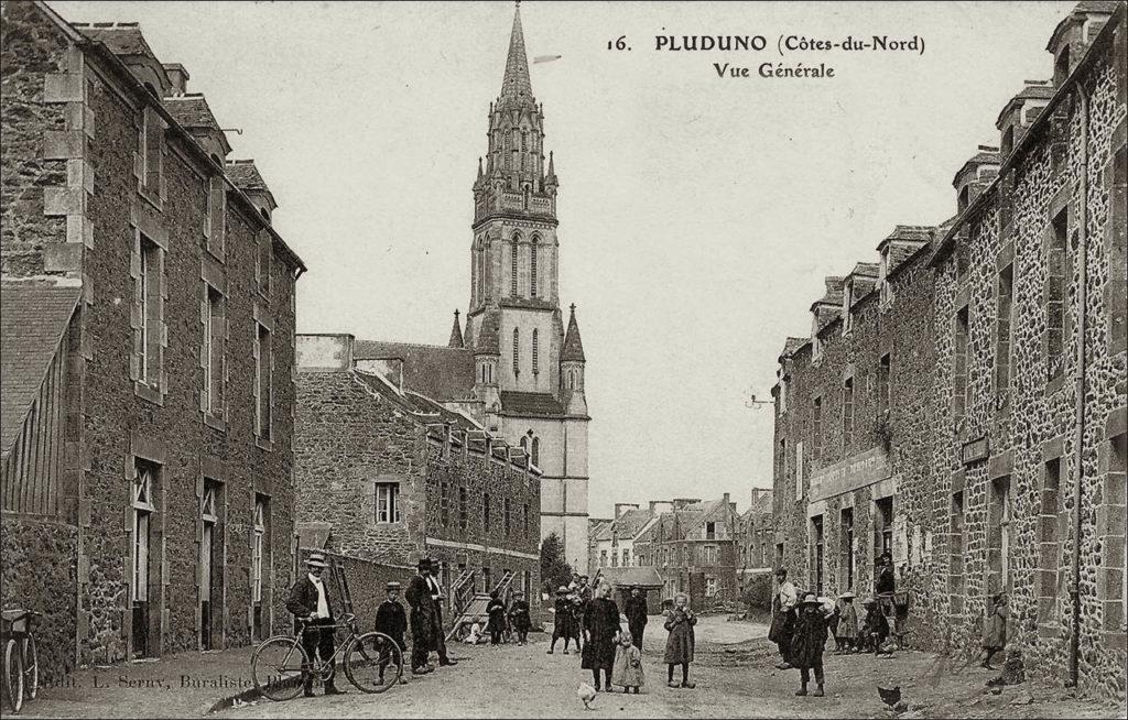 Le bourg et l'église Saint-Pierre de Pluduno au début des années 1900.