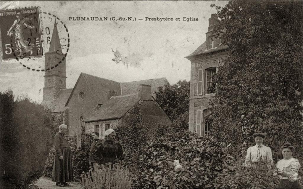 Le presbytère et l'église Saint-Maudan dans le bourg de Plumaudan au début des années 1900.