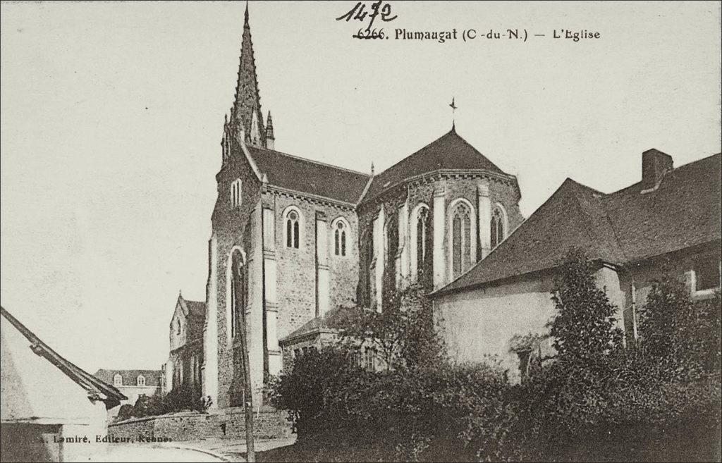 L'église Saint-Pierre dans le bourg de la commune de Plumaugat au début des années 1900.