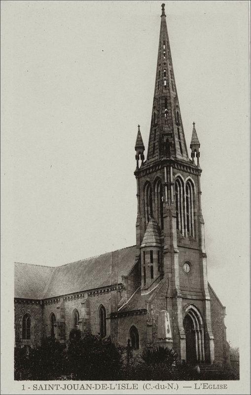 Le clocher de l'église sur la commune de Saint-Jouan-de-l'Isle au début des années 1900.