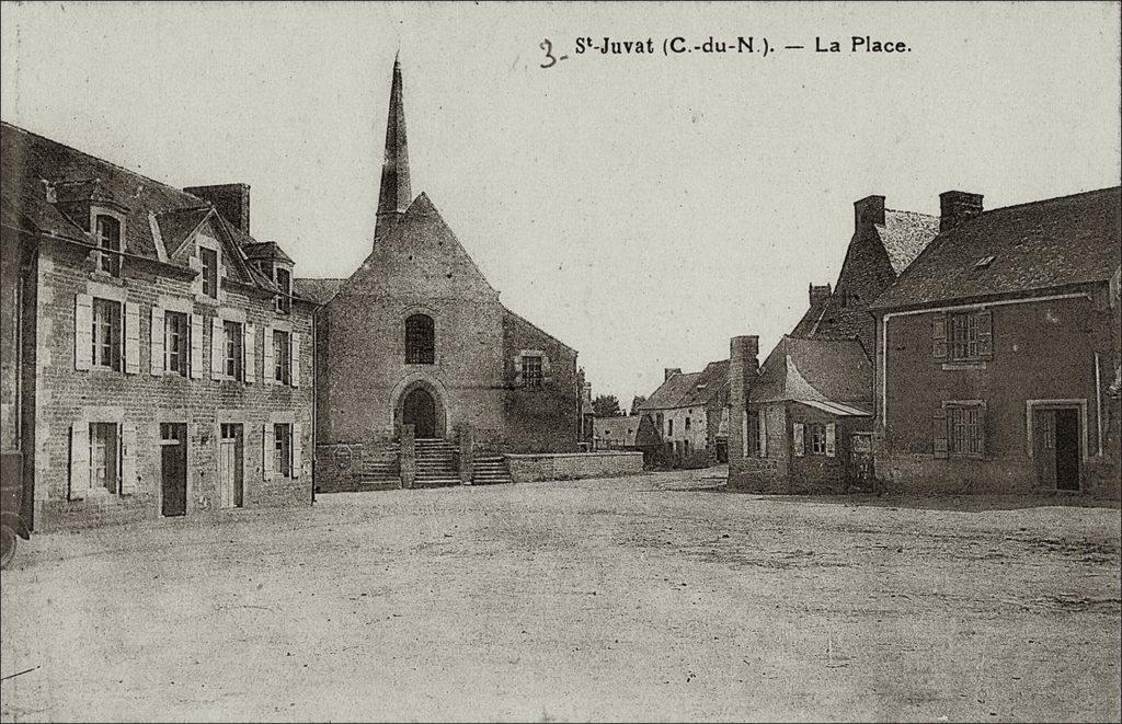 L'église Saint-Juvat et la place sur la commune de Saint-Juvat au début des années 1900.