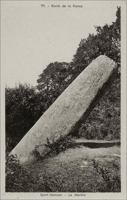Le menhir de la Tiemblais sur la commune de Saint-Samson-sur-Rance au début des années 1900.