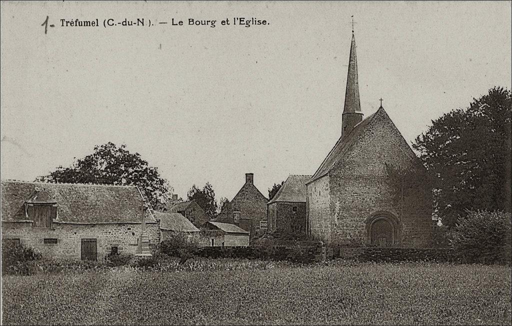 Le bourg de Tréfumel avec l'église Sainte-Agnès au début des années 1900.