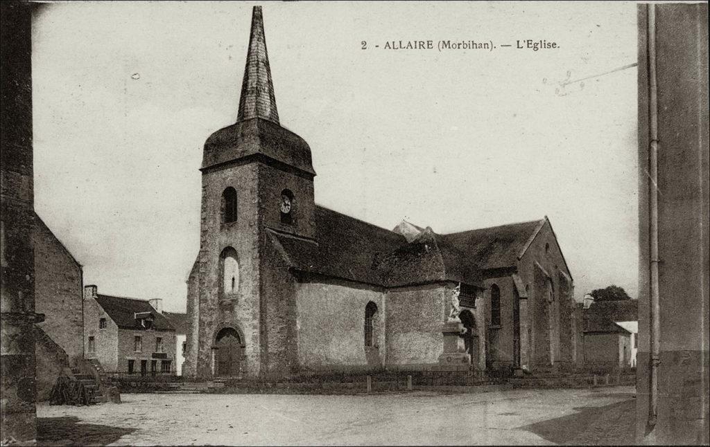 L'église Saint-Gaudens dans le bourg d'Allaire au début des années 1900.