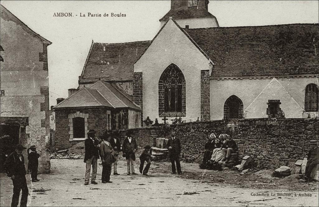 Une partie de boules dans le bourg d'Ambon au début des années 1900.