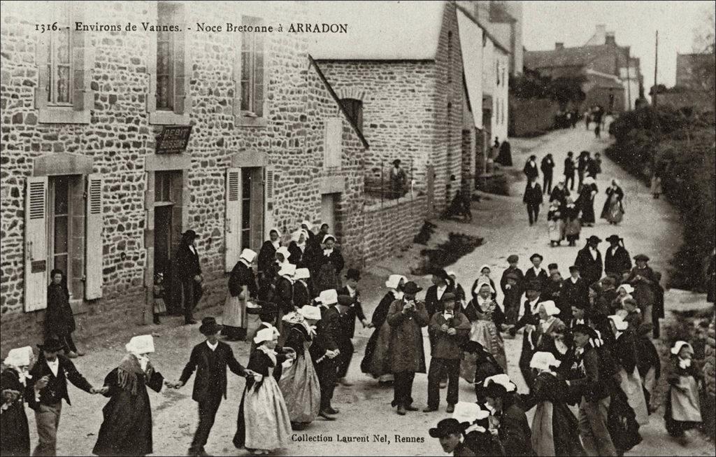 Une noce bretonne dans le bourg de la commune d'Arradon au début des années 1900.