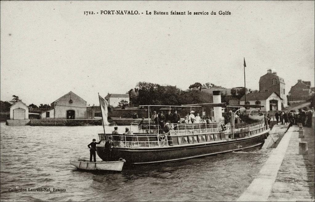 L'arrivée à Port-Navalo du bateau faisant le service du golfe du Morbihan au début des années 1900.