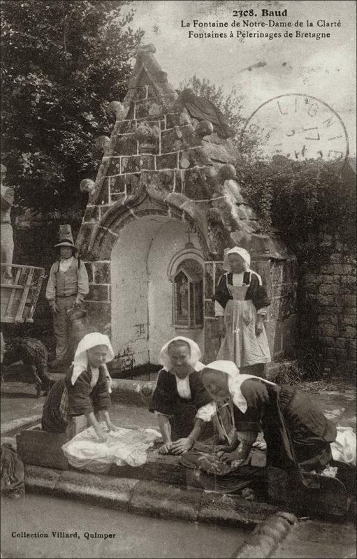 La fontaine Notre-Dame-de-la-Clarté sur la commune de Baud au début des années 1900.