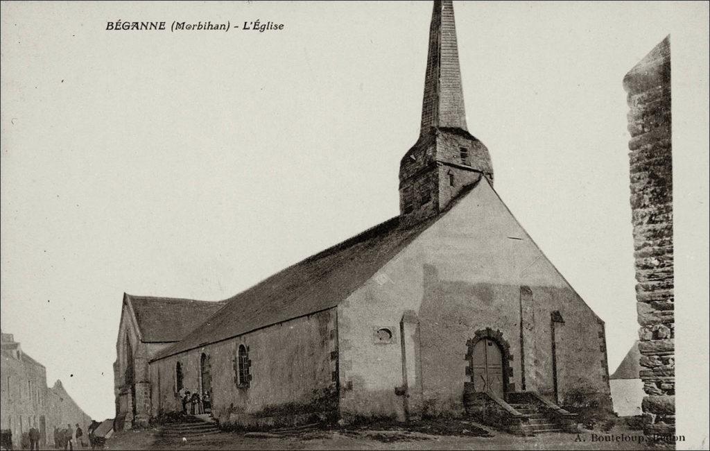 L'église Saint Hermeland dans le bourg de la commune de Béganne au début des années 1900.