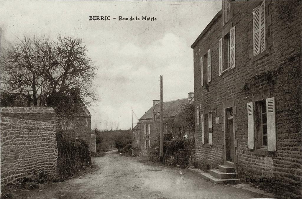 La rue de la Mairie dans le bourg de Berric au début des années 1900.