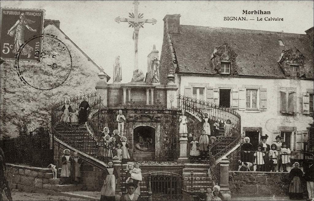 Le calvaire dans le bourg de Bignan au début des années 1900.