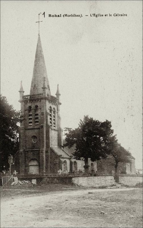 Le clocher de l'église Saint-Gildas à Bohal au début des années 1900.