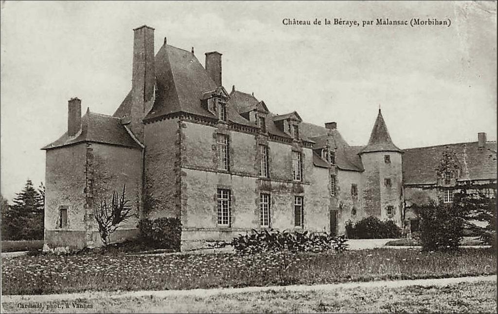 Le château de la Berraye sur la commune de Caden au début des années 1900.