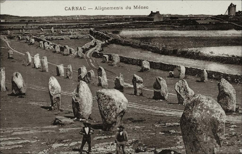 Les alignements de menhirs du Ménec à Carnac au début des années 1900.
