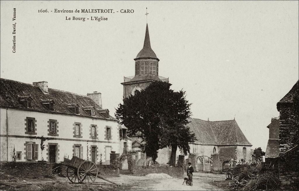L'église Saint-Hervé dans le bourg de Caro au début des années 1900.