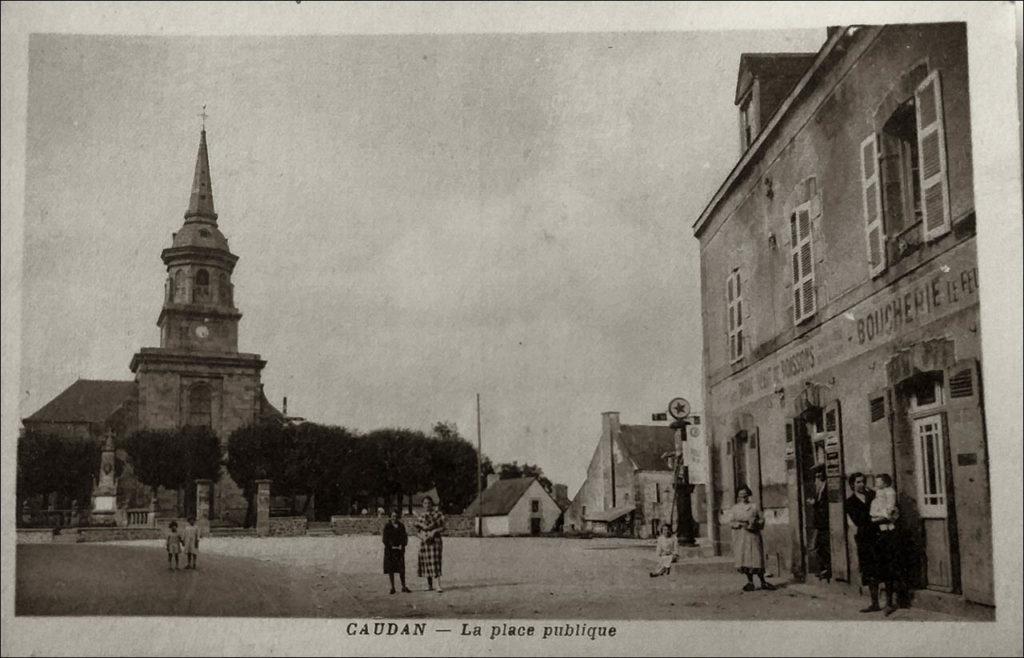 La place et l'église Saint-Pierre-et-Paul dans le bourg de Caudan au début des années 1900.