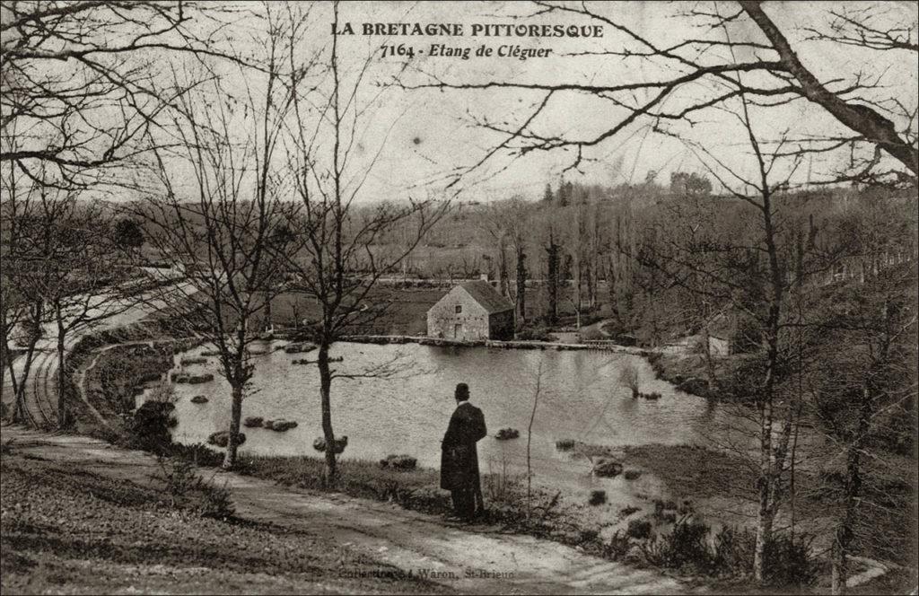 Vue générale de l'étang de Cléguer au début des années 1900.