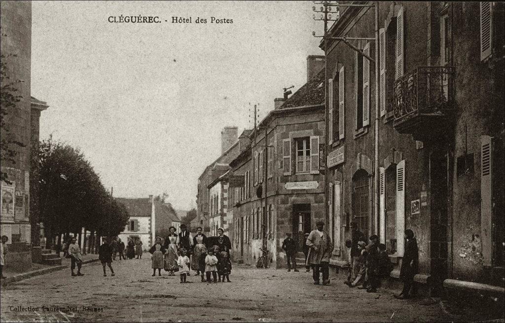 L'hôtel des postes dans le bourg de la commune de Cléguérec au début des années 1900.