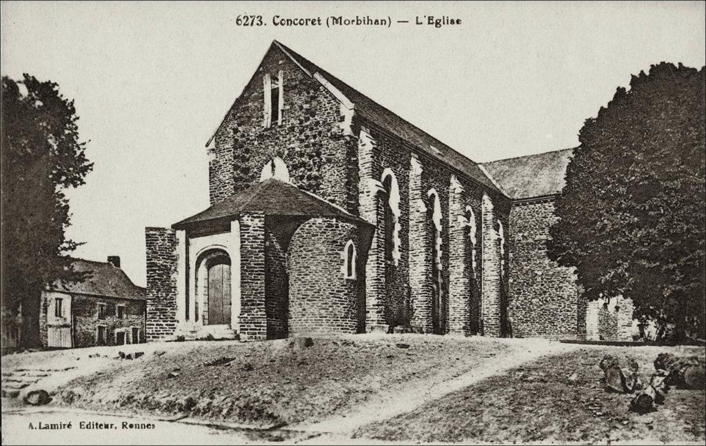 L'église Saint-Laurent dans le bourg de Concoret au début des années 1900.