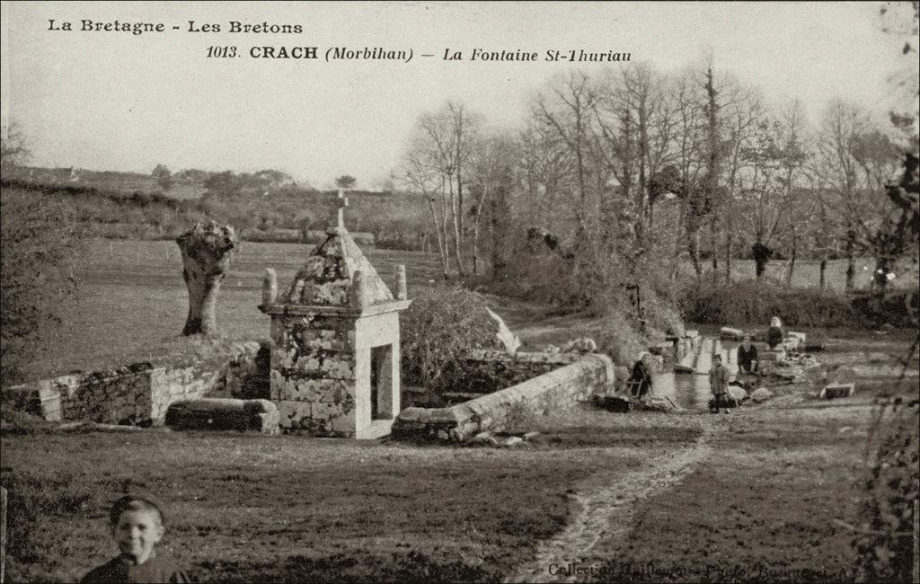La fontaine Saint-Thuriau sur la commune de Crac'h au début des années 1900.
