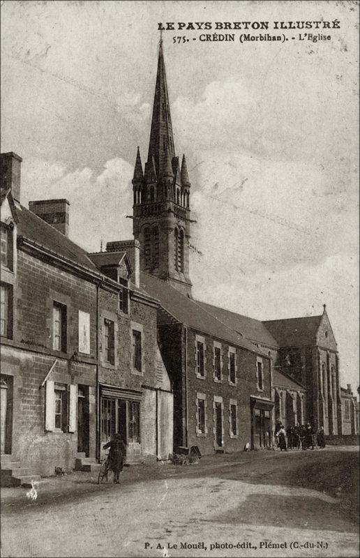 L'église Saint-Pierre-et-Saint-Paul dans le bourg de Crédin au début des années 1900.