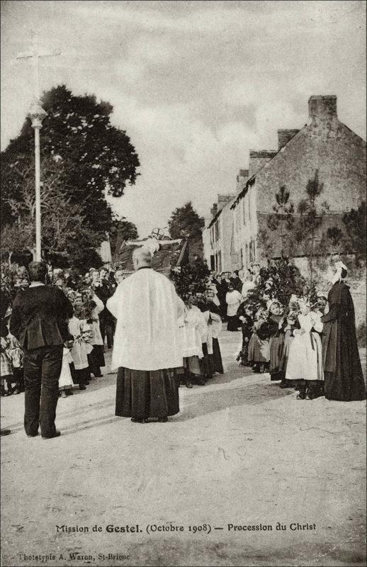Procession dans le bourg de la commune de Gestel au début des années 1900.