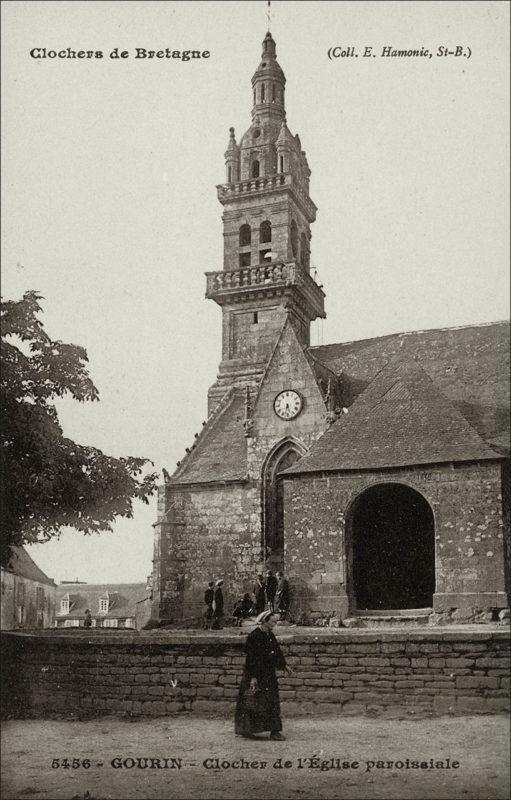 L'église Saint-Pierre-et-Saint-Paul dans le bourg de Gourin au début des années 1900.