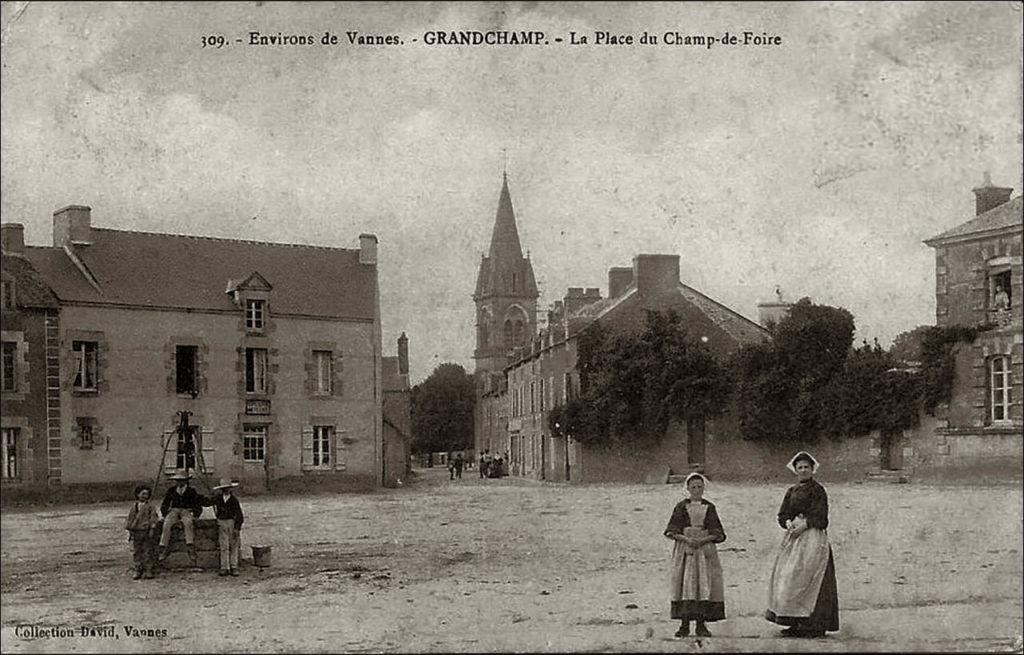 La place du Champ-de-Foire dans le bourg de Grand-Champs au début des années 1900.
