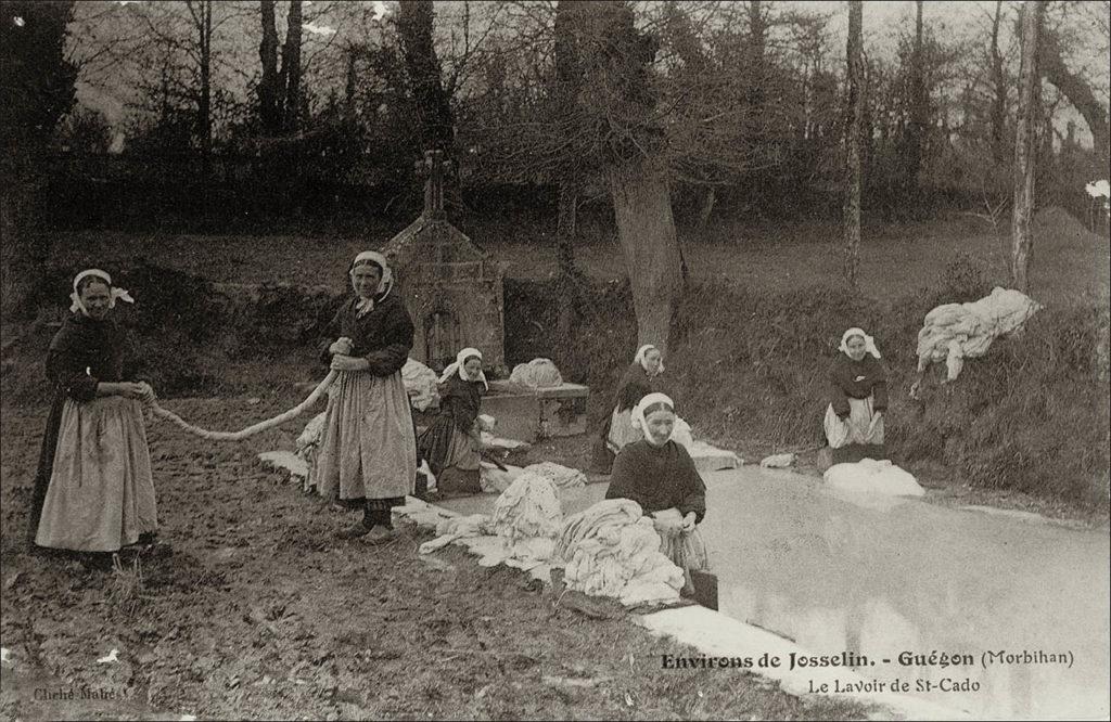 Le lavoir de Saint-Cado sur la commune de Guégon au début des années 1900.