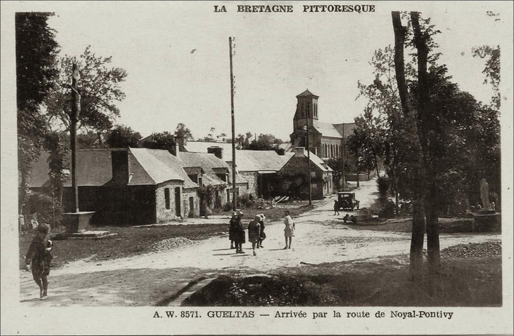 Vue générale du bourg de Gueltas au début des années 1900.