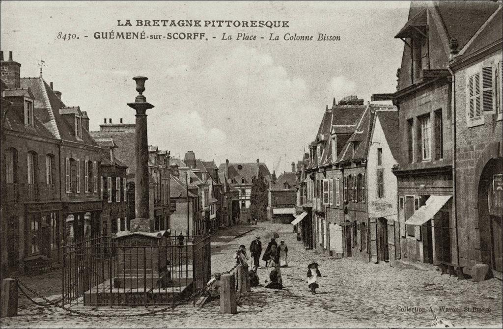 La place et la colonne Bisson dans le bourg de Guémené-sur-Scorff au début des années 1900.